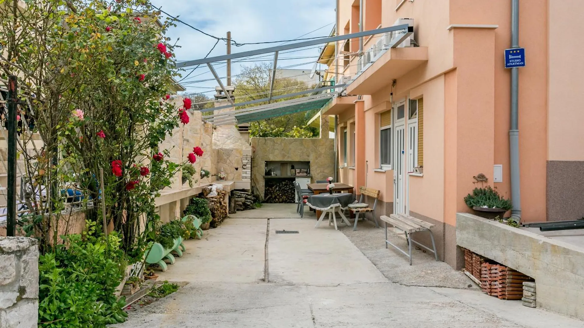 Apartments With A Parking Space Split - 14051